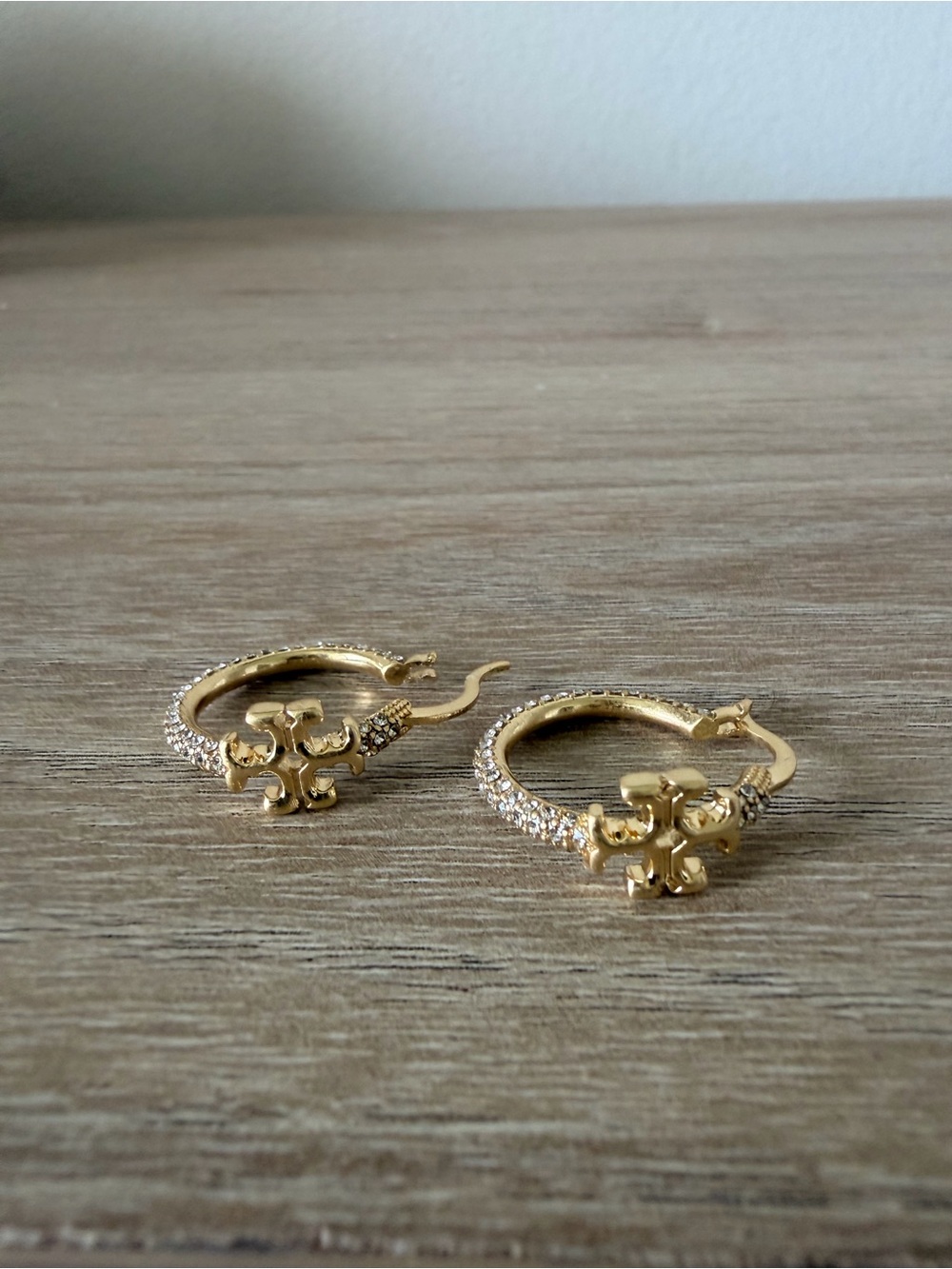 New Tory Burch Crystal Logo Hoop Earrings Gold Tone Pavé Double T - Picture 4 of 8